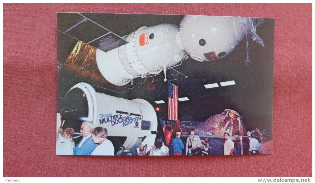 Impressice Manned Spacecraft Display Kennedy Space Center----ref 2323 - Space