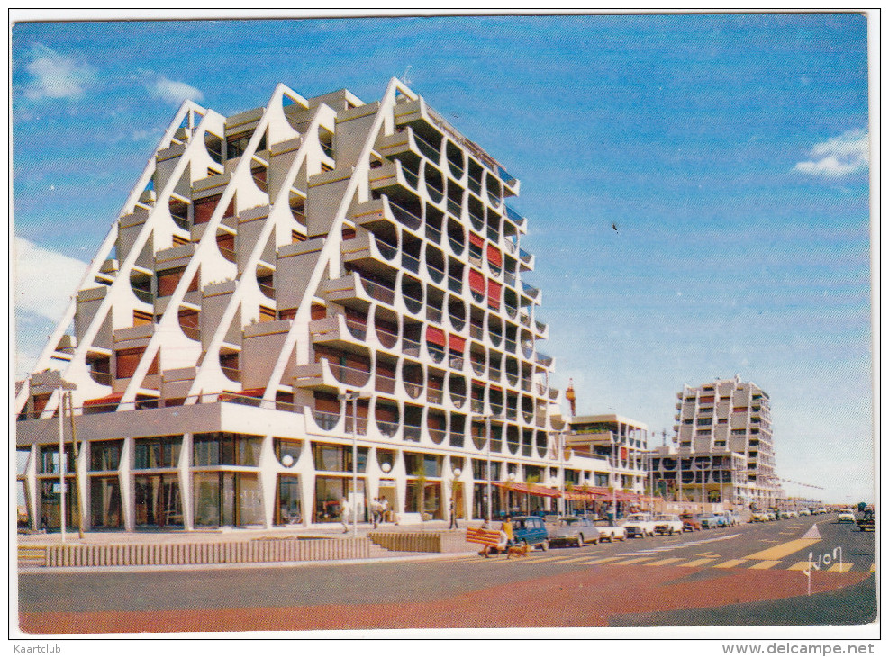 La Grande-Motte: 2x RENAULT 4, CITROËN DS, RENAULT DAUPHINE, PEUGEOT 204 - Immeubles Pyramidaux Sur Le Port - PKW