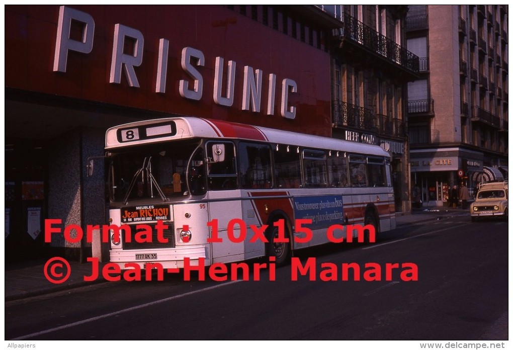 Photographie D´un Ancien Bus Saviem SC10 Ligne 8 Avec Publicité Meubles Jean Richou Garé Devant Prisunic à Rennes 1977 - Autres & Non Classés