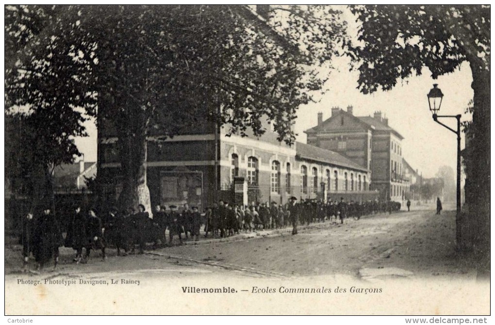 93 VILLEMOMBLE  Ecole Communale De Garçons Très Très Animée  Carte Précurseur Avant 1904 - Villemomble