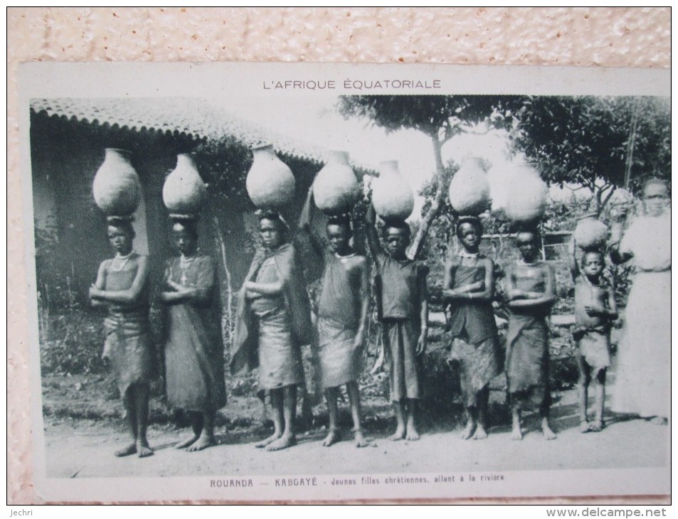 ROUANDA KABGAYE . JEUNES FILLES CHRETIENNES ALLANT A LA RIVIERE - Ruanda-Urundi