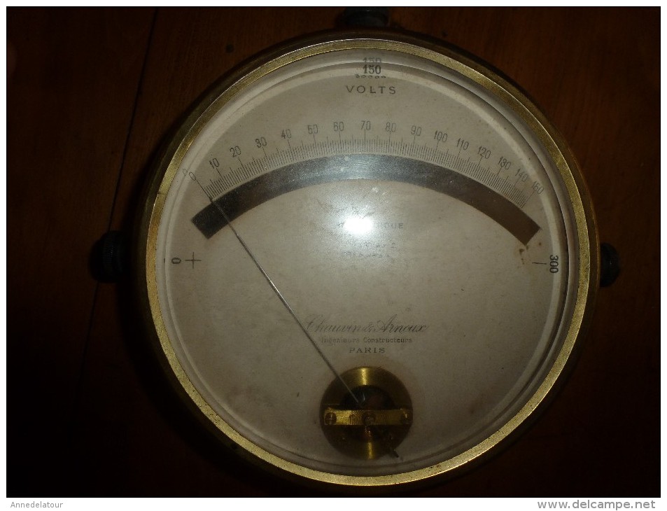 1900 Ancien Gros Appareil De Mesure D'électricité CHAUVIN & ARNOUX  ( Volts) (Apériodique) Diametre Hors-tout = 185mm - Autres Appareils