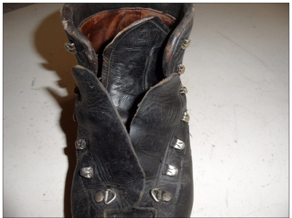 Brodequins de chasseur alpin,chaussures de ski,troupes de montagne en algérie.