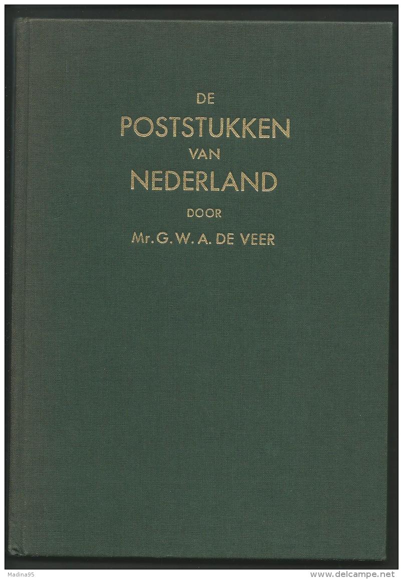 PAYS-BAS: De Poststukken Van Nederland Door G.W.A. De Veer, 1947 Env., Relié Toile, R, TB - Postwaardestukken