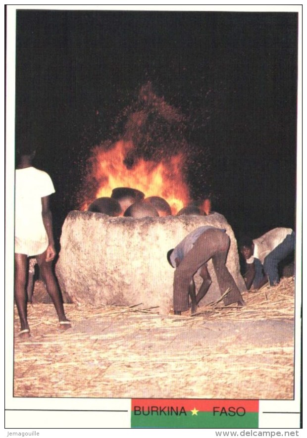 BURKINA FASO - Province De KADIOGO - La Cuisson Des Poteries Dans Un Fourneau Traditionnel à ZAGTOULI - W-6 - Burkina Faso