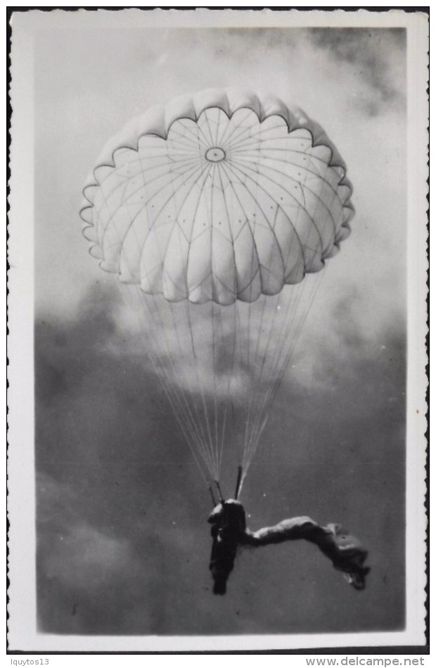 PHOTO Au Format C.P.A. - Ouverture Des Parachutes Par Le Parachutiste Lui Même - Daté 19.02.1954  - Très Bon état - - Parachutespringen