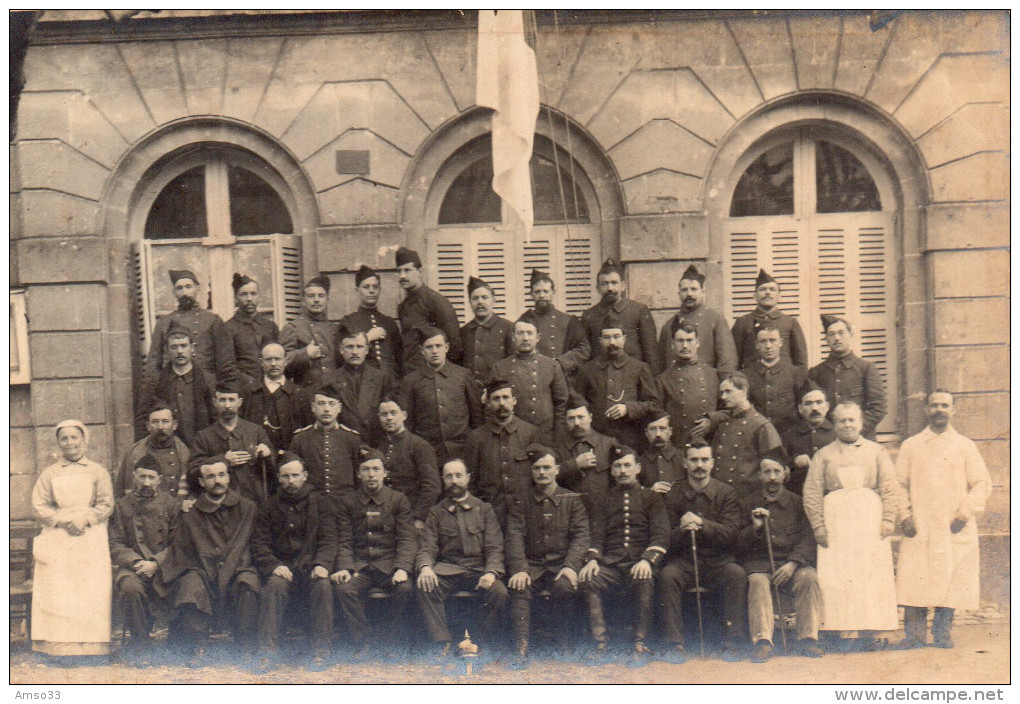 6609. CPA PHOTO MILITAIRES. GROUPE BLESSES DE GUERRE ? INFIRMIERS. ECRITE 1915 - Uniformes