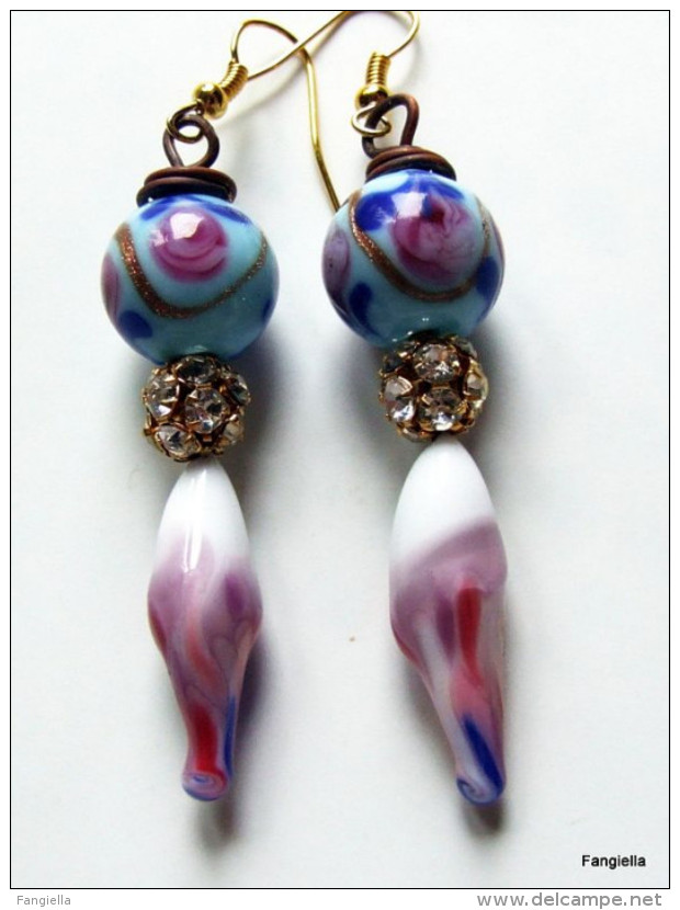 Boucles D'oreilles Bleu Rose Verre Filé Au Chalumeau, Boule Strass Dorée Montées Sur Fil De Cuivre Oxydé - Earrings