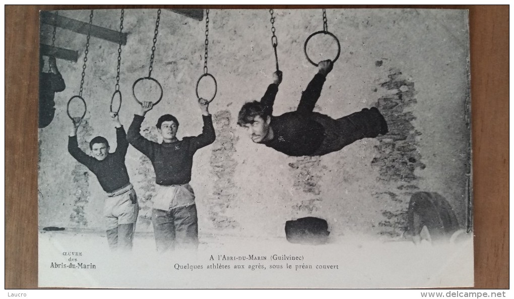 Guilvinec.à L'abri Du Marin. Quelques Athlètes Aux Agrès - Guilvinec