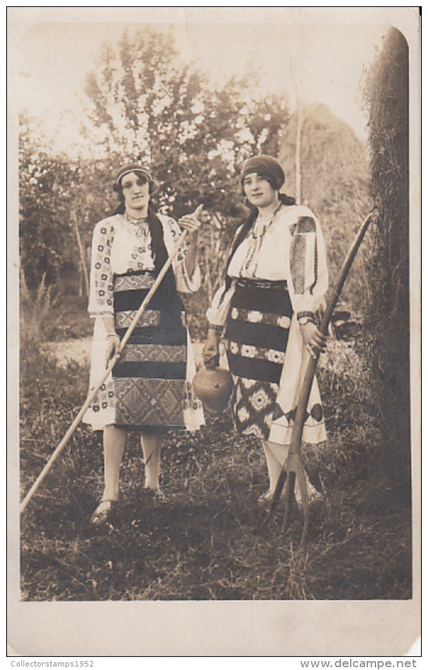 48232- WOMEN IN FOLKLORE COSTUMES, FORK, RAKE, JUG - Costumi