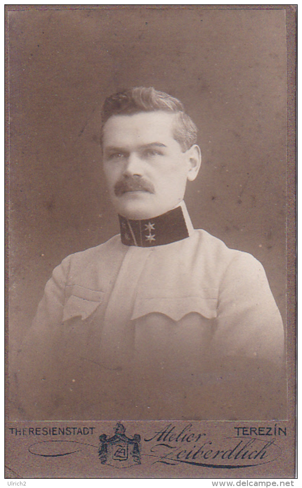 CDV Foto Österr. Soldat  - K.u.k. Armee - Atelier Zeiberdlich - Theresienstadt Terezin  - Ca. 1900 (24805) - Krieg, Militär