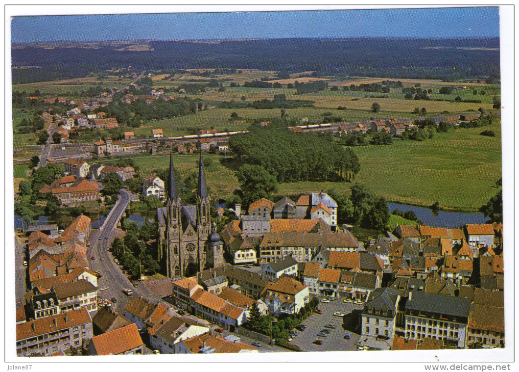 CPM    57    SARRALBE     1981  VUE AERIENNE CENTRE DU VILLAGE  EGLISE - Sarralbe