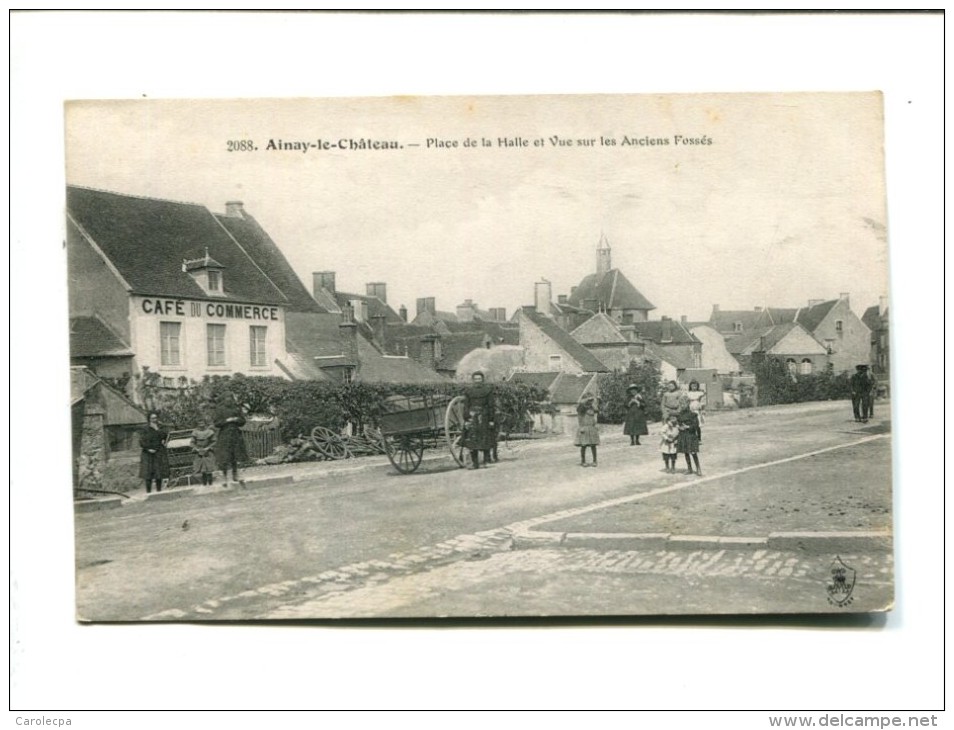 CP - AINAY LE CHATEAU (03) Place De La Halle Et Vue Sur Les Anciens Fosses - Autres & Non Classés