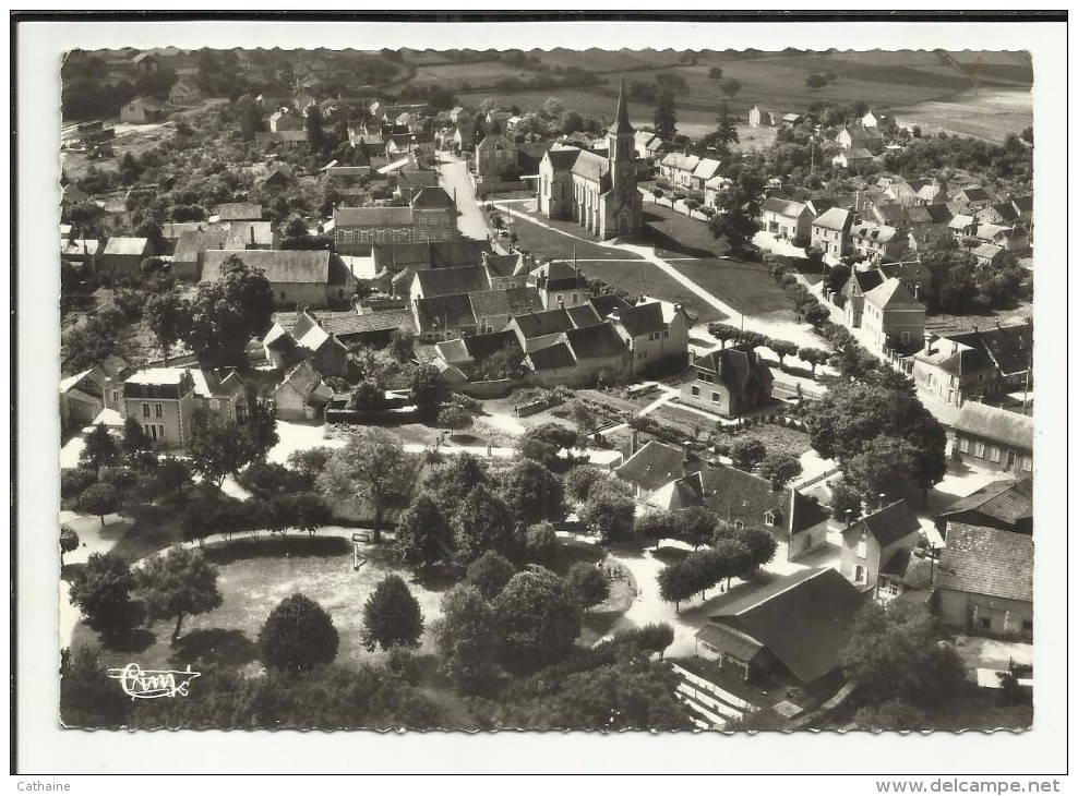 18 . VEAUGUES . CENTRE BOURG . VUE AERIENNE - Otros & Sin Clasificación