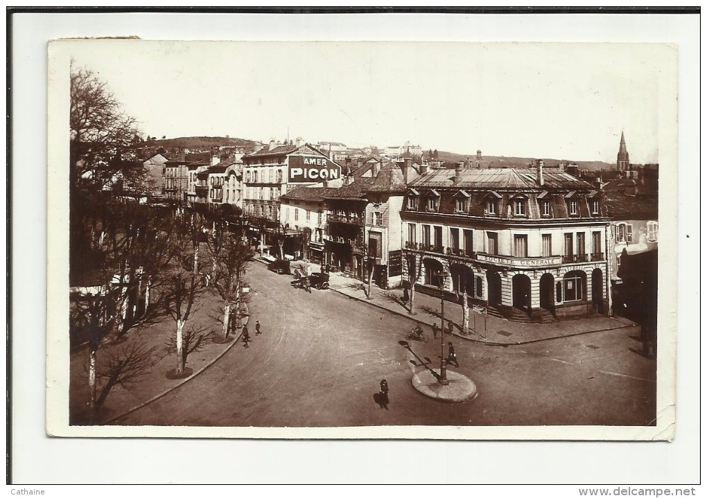 15 . AURILLAC . LA PLACE DU SQUARE . BANQUE " SOCIETE GENERALE "   .  Pub AMER PICON - Aurillac