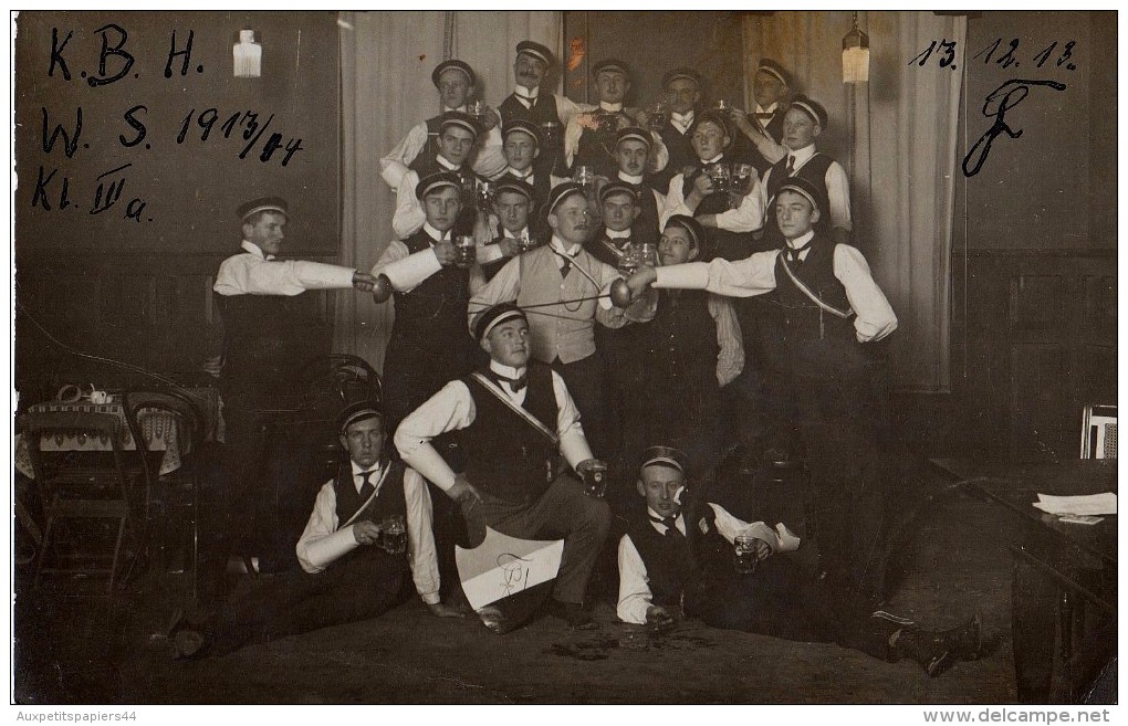 Carte Photo Originale Groupe D'escrimeurs - K.B.H. 1913-1914 - Escrime, Epée, Fanion - Et Chopines De Bière - Sports