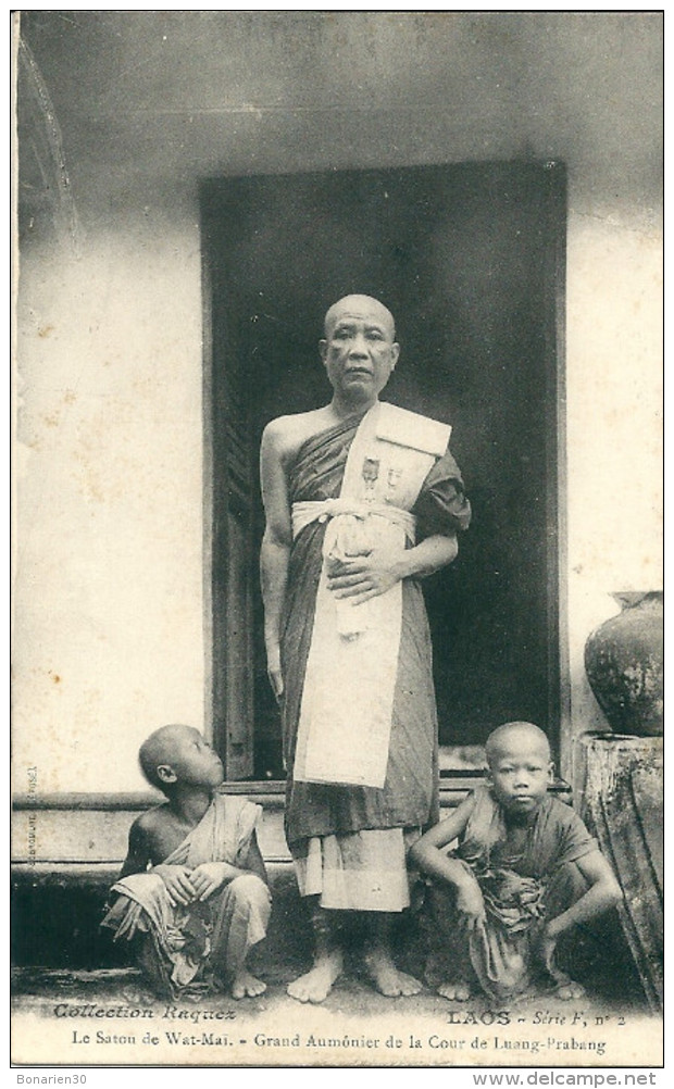 CPA  LAOS SATOU WAT MAI AUMONIER COUR LUANG PRABANG - Laos