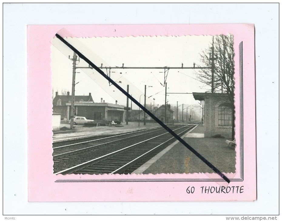 Photo Collée Sur Dépliant - Thourotte  -La Gare   (Distribué Par Le Fontenoy Café-Tabac -60 Thourotte ) - Thourotte