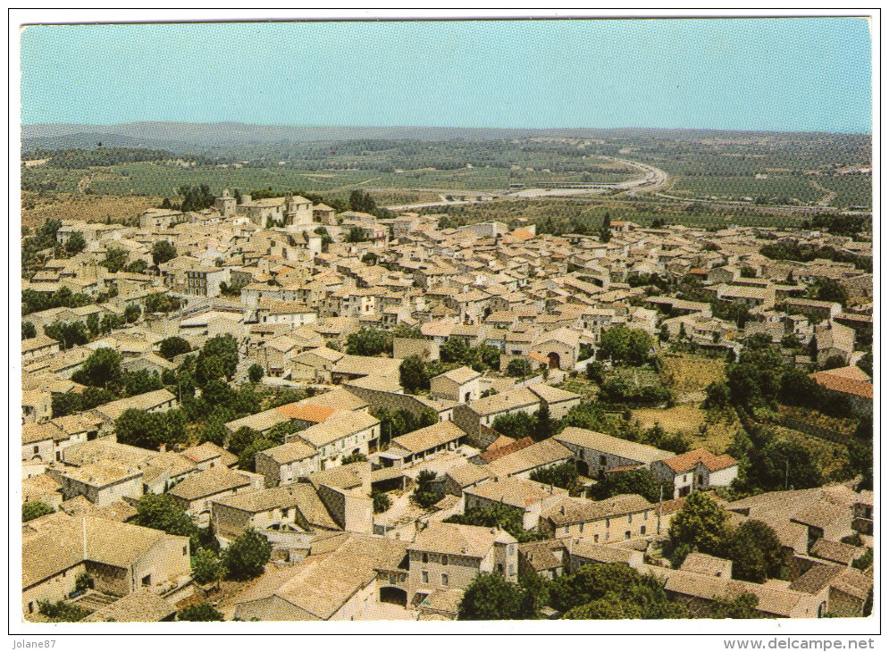 CPM 30  GALLARGUES LE MONTUEUX    VUE AERIENNE VILLAGE     AU FOND L AUTOROUTE DU LANGUEDOC - Gallargues-le-Montueux