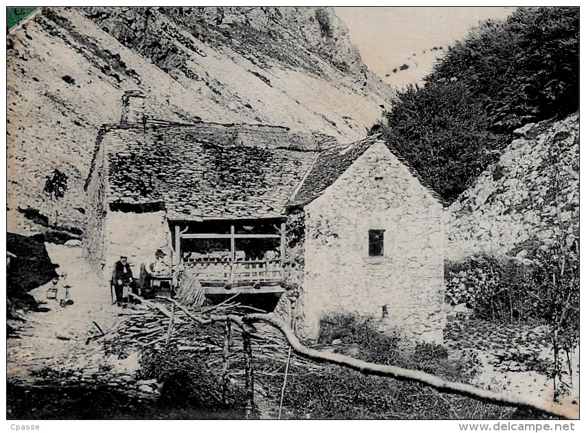 En L'état Rare CPA 15 "Le Cantal Illustré" Saint ST-ETIENNE-de-CHOMEIL - Moulin De Compier ° Edition Journiac - Autres & Non Classés