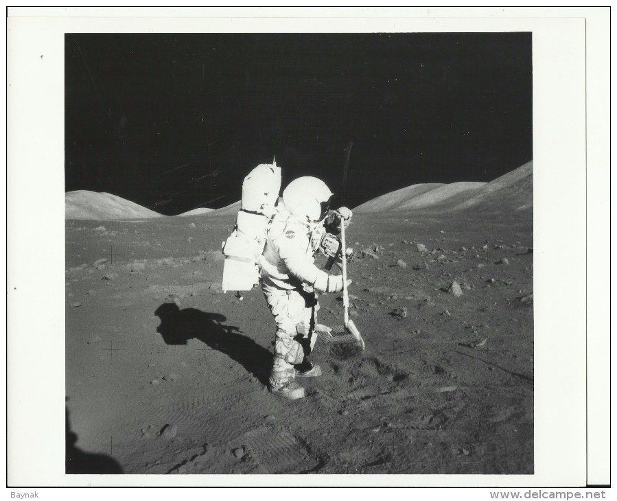 JACK SCHMITT  --  RAKE SAMPLE  --   ASTRONAUT, SPACE FLIGHT TO MOON, APOLLO 17  --    PHOTO   25,2 Cm X 20,3 Cm - Aviation