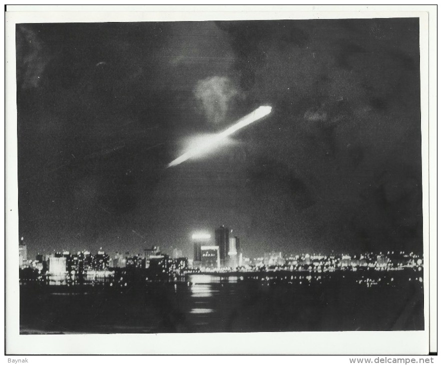 APOLLO 17 MOONSHIP OVER MIAMI  -   ASTRONAUT, SPACE FLIGHT TO MOON  -- PHOTO   25,2 Cm X 20,3 Cm - Aviation