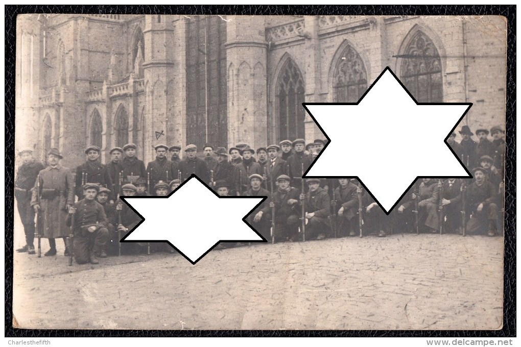 AVRANCHES Le 9/03/1915 - CARTE PHOTO D'UN GROUPE DE MANCHOIS MOBILISES DEVANT L'EGLISE - RARE - Avranches