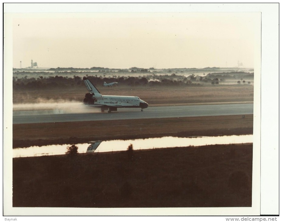 SHUTTLE CHALLENGER   --  ASTRONAUT, SPACE FLIGHT TO MOON  --  PHOTO   25,4 Cm X 20,2 Cm  --  2 X SCAN - Aviation