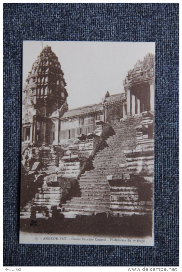 ANGKOR VAT , Grand Escalier Central, Plateforme Du 2ème étage. - Cambodge