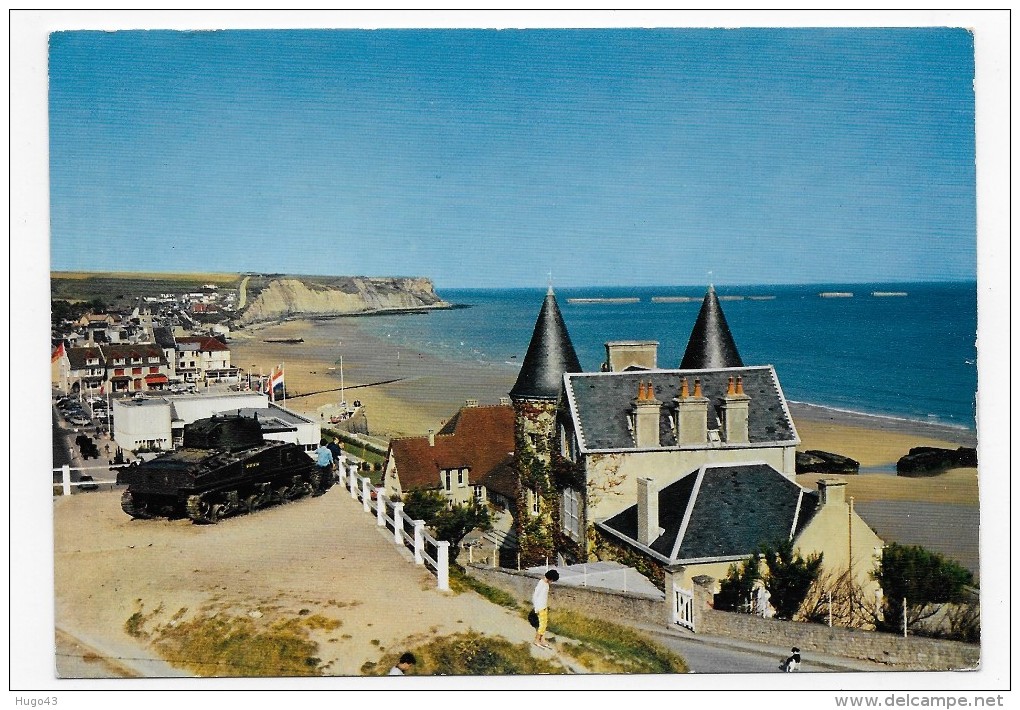 (RECTO / VERSO) ARROMANCHES EN 1967 - N° 20 - PORT WINSTON - VUE SUR LE PORT ARTIFICIEL ET TANK - BELLE FLAMME - CPSM GF - Arromanches