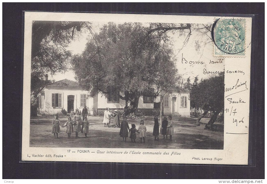 CPA ALGERIE - FOUKA - Cour Intérieure De L'Ecole Communale Des Filles - Très Belle ANIMATION Avec Beaucoup D'élèves - Andere & Zonder Classificatie