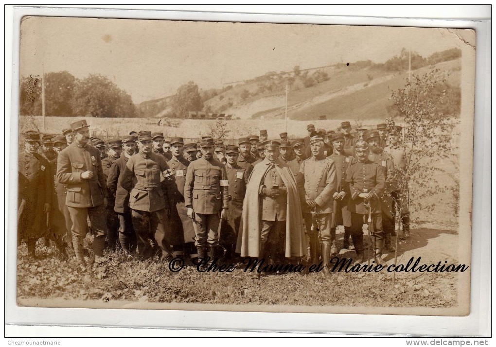 WWI - OHRDRUF - PRISONNIERS REGIMENTS 10 11 24 33 45 ET COLONIALE - PRETRE ALLEMAND AVEC BIBLE - CARTE PHOTO MILITAIRE - Guerre 1914-18