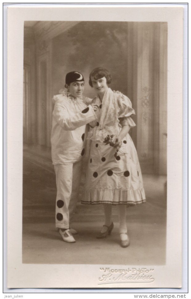 63 - AUBIERE - CARTE PHOTO - Pierrot Et Colombine - Déguisement -  " Modern Photo A. MATHIEU à Aubière - - Aubiere