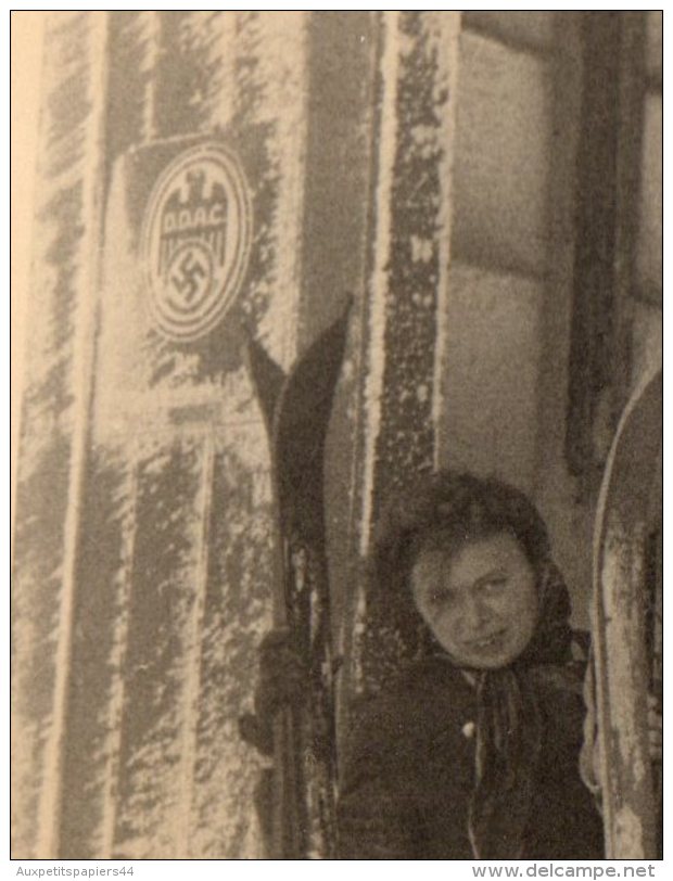 Photo Originale Sports D'Hiver - 5 Jeunes Skieuses, Skis En Bois Et Pancarte ADAC & Croix Gammée Sur La Façade - Sport