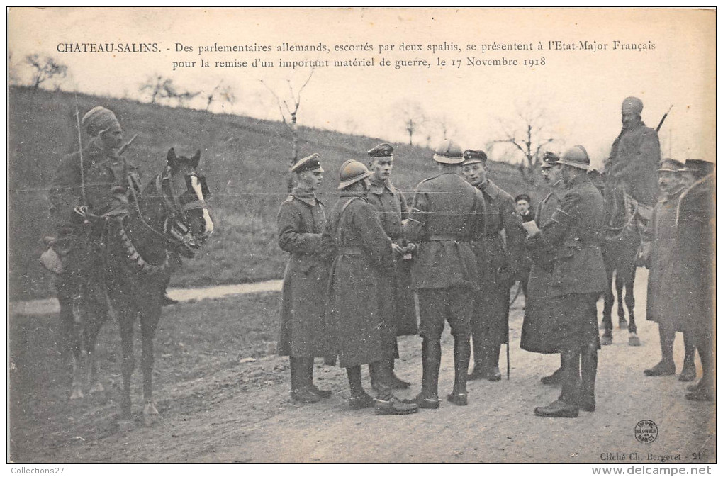 57-CHÂTEAU-SALIN- DES PARLEMANTAIRES ALLEMANDS , ESCORTES PAR DEUX SPAHIS, REMINE DE MATERIEL DE GUERRE - Chateau Salins