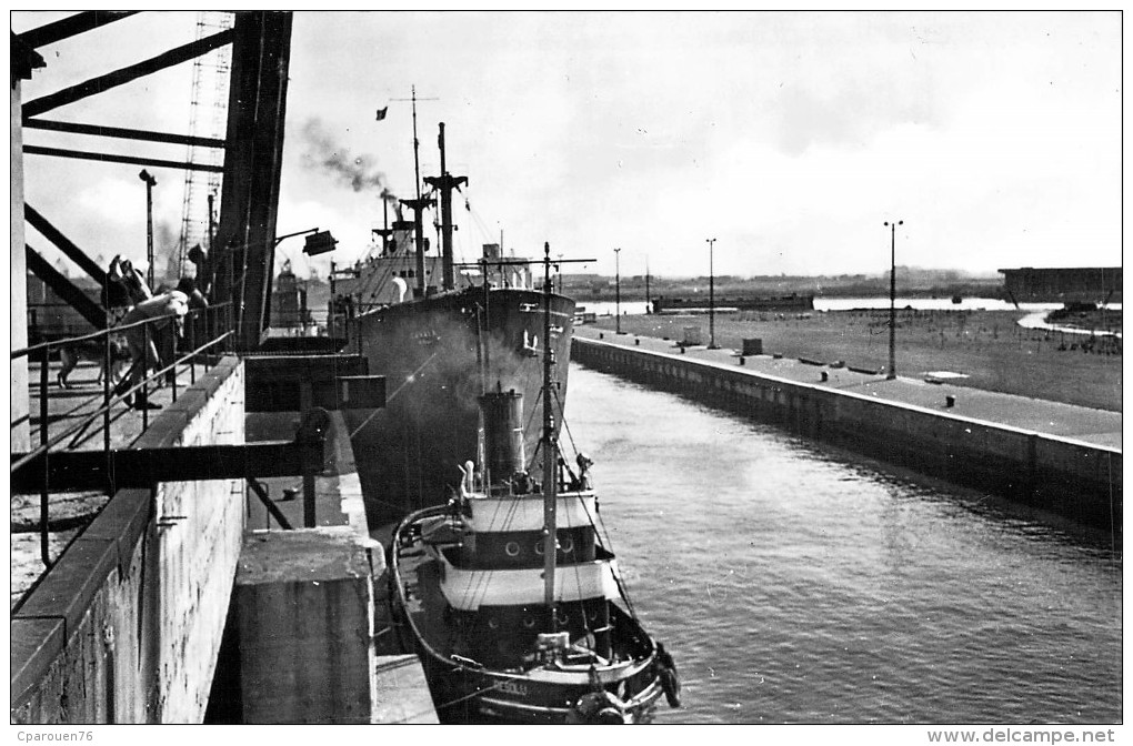 Cpsm Dunkerque Remorqueur " Resolu " Dans L écluse Walter - Tugboats