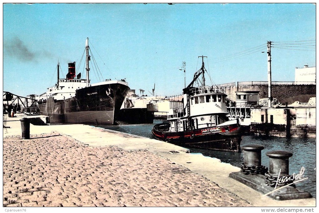 Cpsm Saint-Nazaire Remorqueur "Saint Briac " U.R.O Construit à Tampa U.S.A EN 1944 - Tugboats