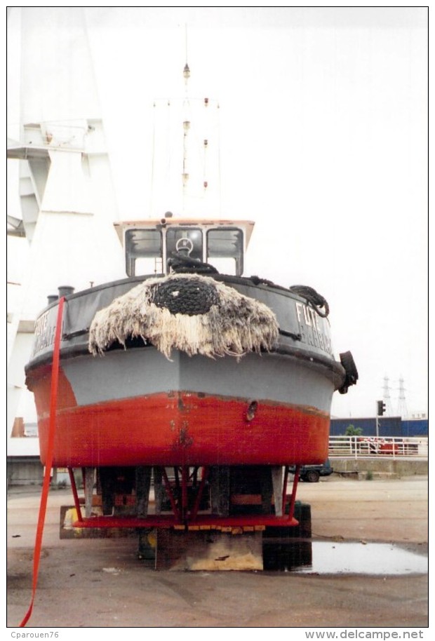 Photo  Bateau Identifié Remorqueur " Futé  " S.R.D.S Société Dunkerquoise De Remorquage Et De Sauvetage Dunkerque 1965 - Barche