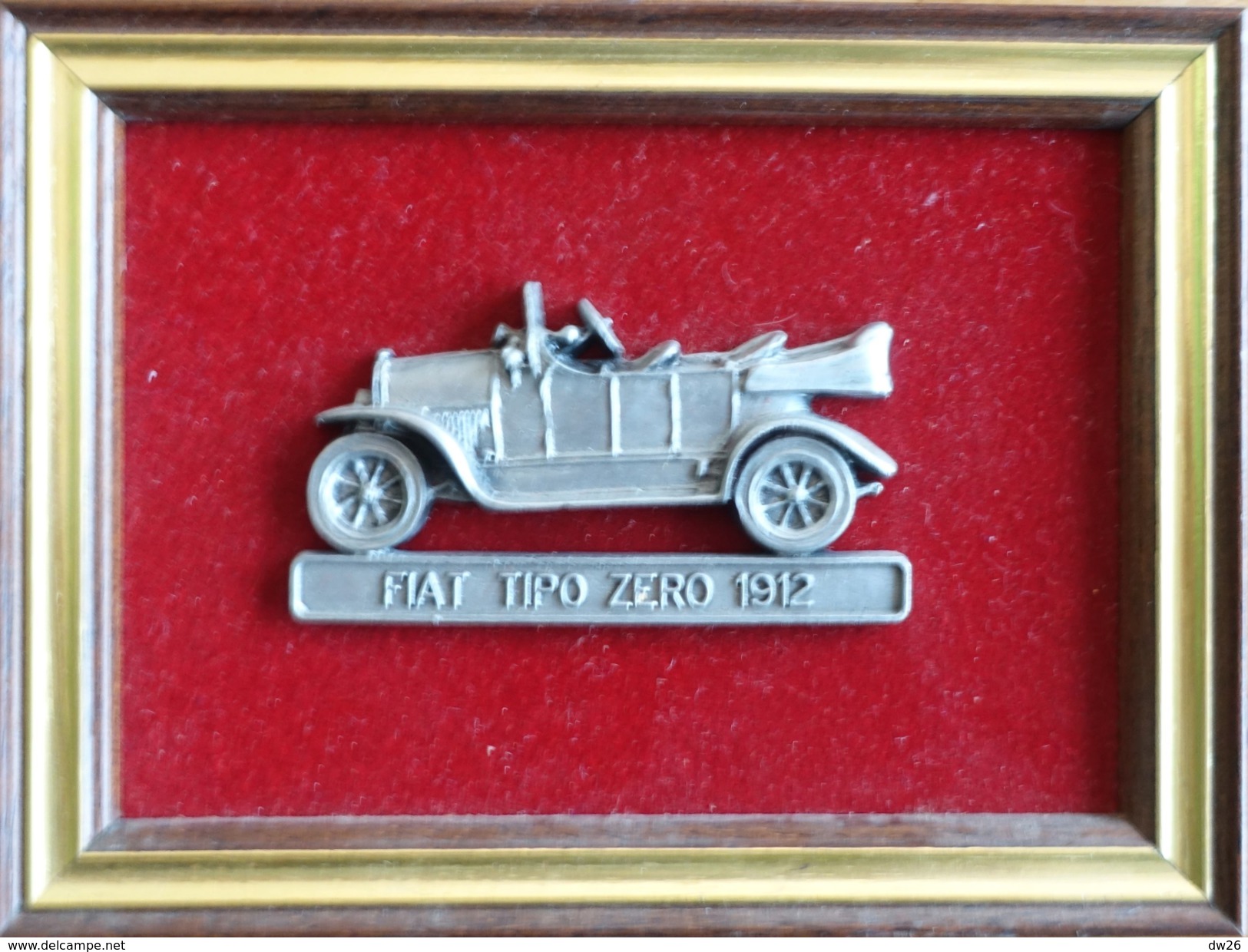 Lot De 2 Cadres Dorés Avec Voiture Miniature En étain: Mercedes Benz 1928, Fiat Tipo Zero 1912 (Etains De La Mer) - Etains