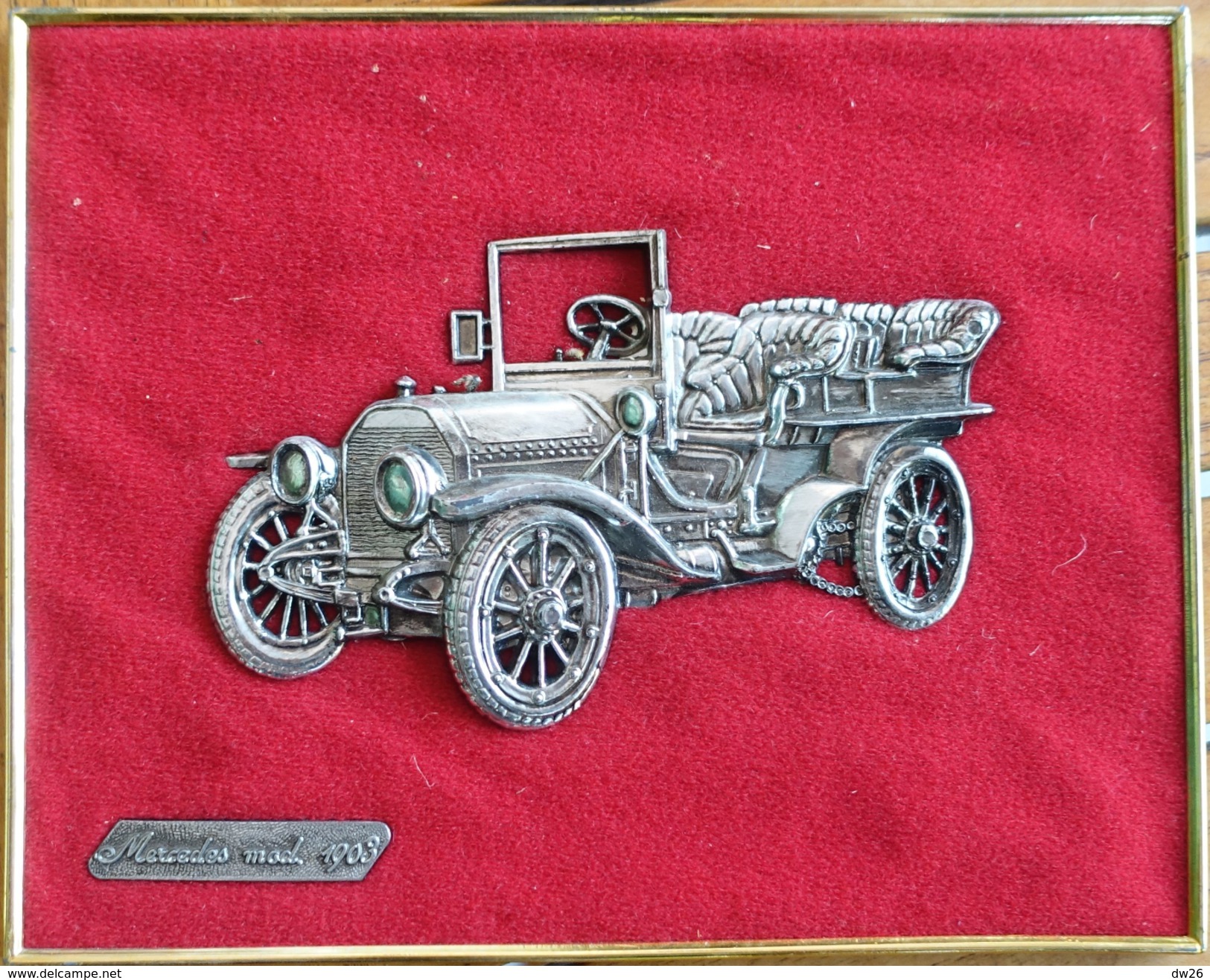 Cadre Doré Avec Voiture Miniature En étain Sur Velours Rouge: Mercedes Modèle 1903 - Zinn