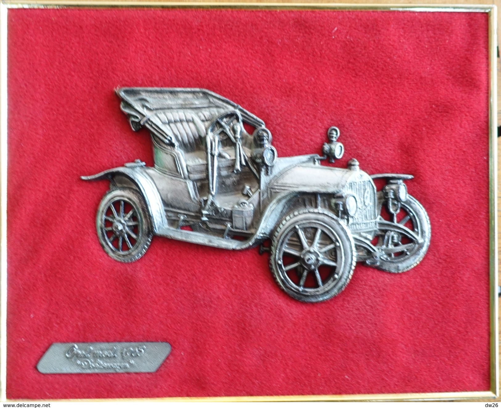 Cadre Doré Avec Voiture Miniature En étain Sur Velours Rouge: Opel Modèle 1905 - Tins