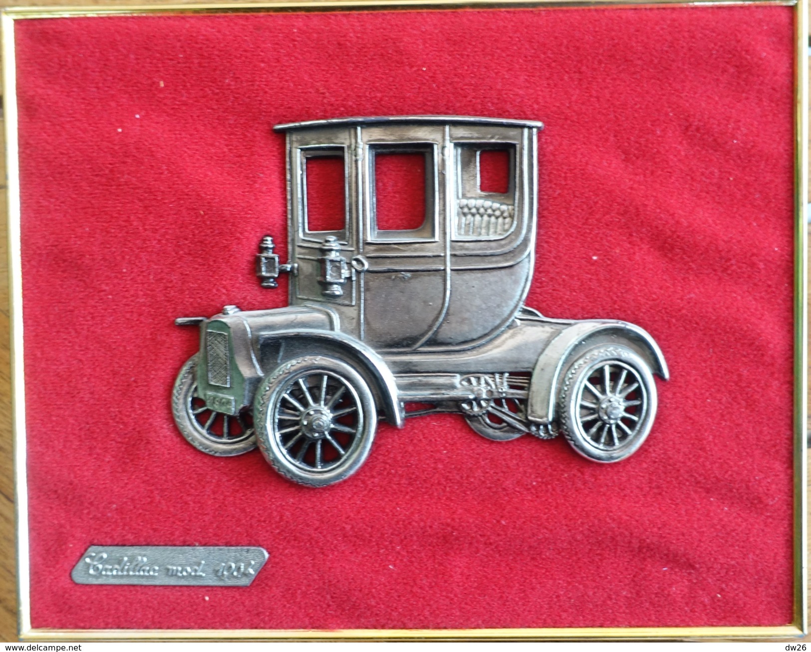 Cadre Doré Avec Voiture Miniature En étain Sur Velours Rouge: Cadillac Modèle 1904 - Stagno