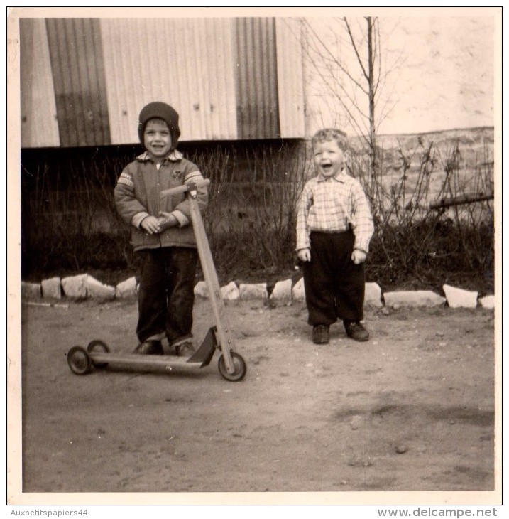 Photo Originale Jeu & Jouet - Groupe Familiale Féminin  Avec 2 Baigneurs à Table - Gegenstände