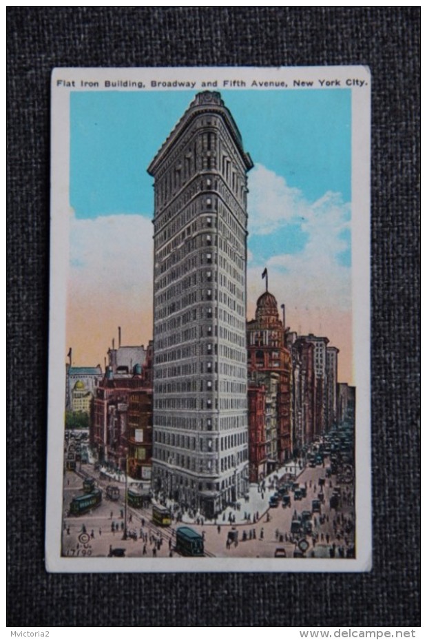 NEW YORK - Flat Iron Building, Broadway And Fith Avenue . - Broadway