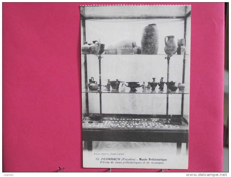 29 - Penmarch - Musée Préhistorique - Vitrine De Vases Et De Monnaies - Scans Recto-verso - Penmarch