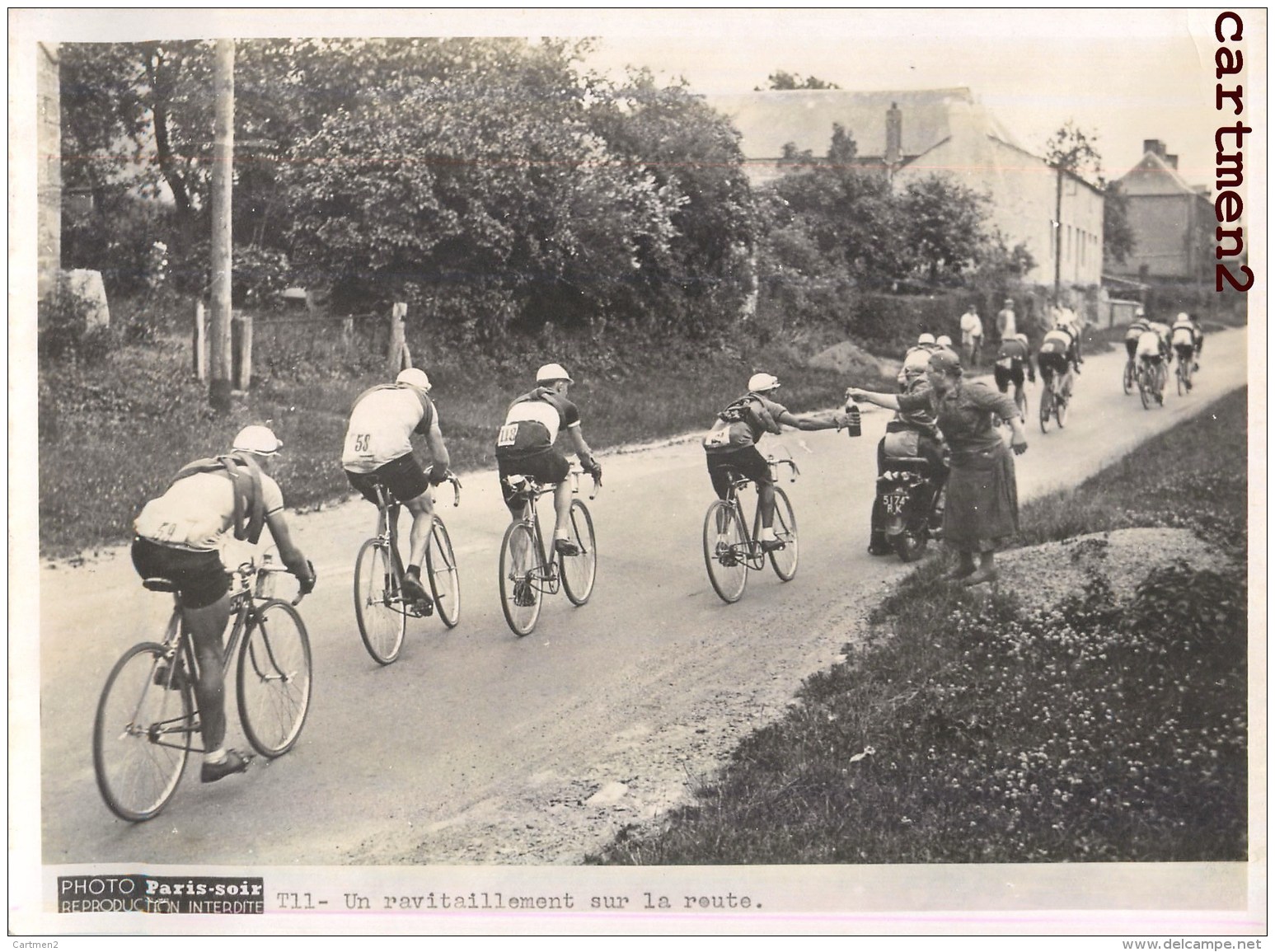 TOUR DE FRANCE UN RAVITAILLEMENT SUR LA ROUTE CYCLISME CHAMPION CYCLISTE PHOTOGRAPHIE PARIS-SOIR PRESSE - Cyclisme