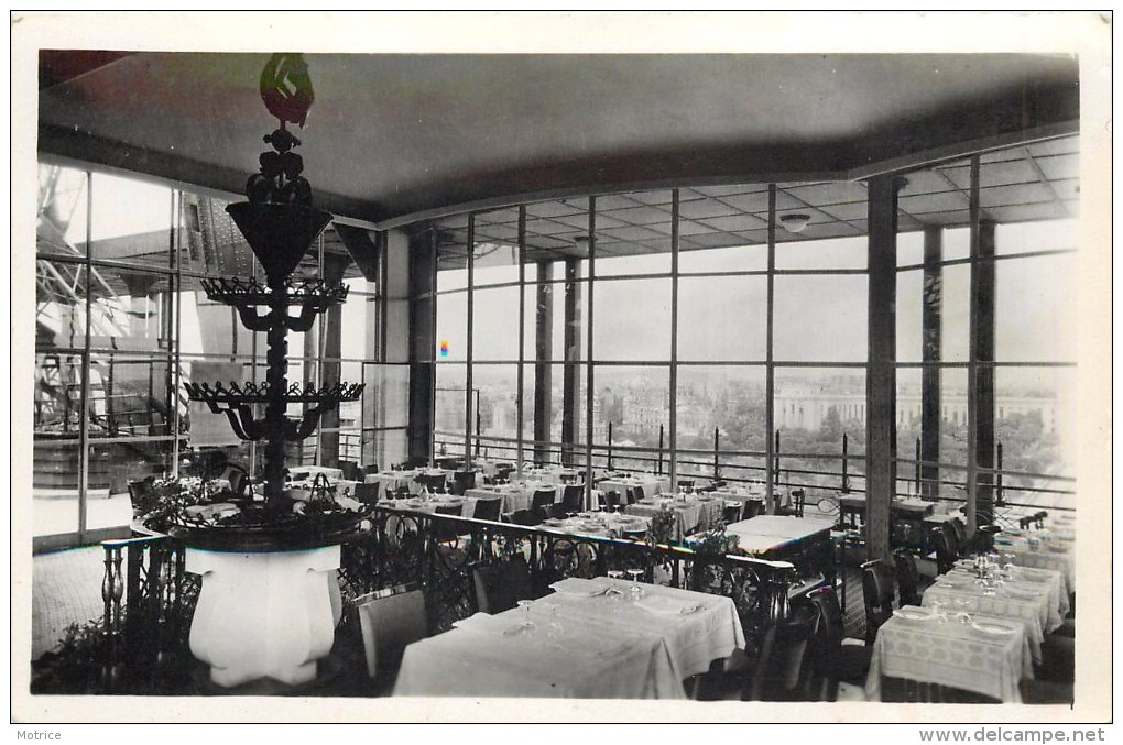 PARIS - La Tour Eiffel,son Restaurant "en Plein Ciel" (en 1950) + Vignette Bi Millénaire De Paris - Tour Eiffel