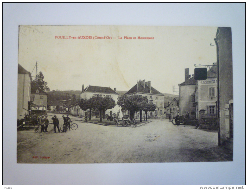 FOUILLY-en-AUXOIS  (Côte D'Or)  :  La Place Et Monument    1931 - Autres & Non Classés