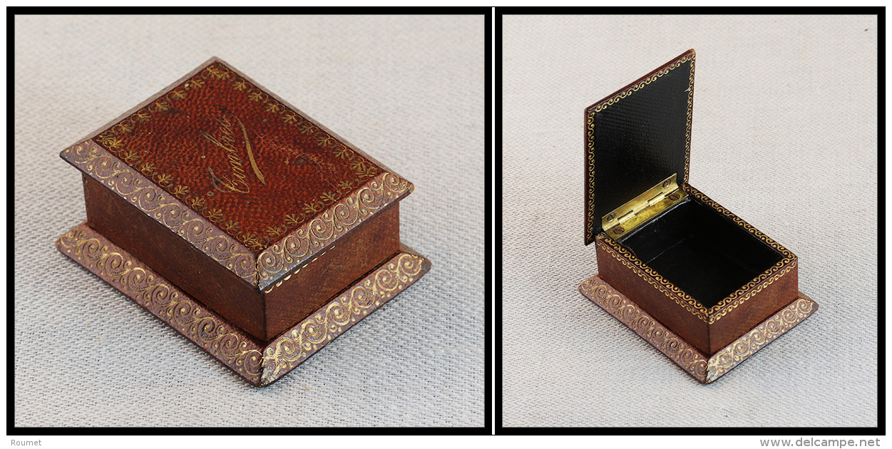 Boîte En Cuir Marron, Dorure Au Fer Et Marquée "Timbres", 1 Comp., 65x54x38mm. - TB - Stamp Boxes