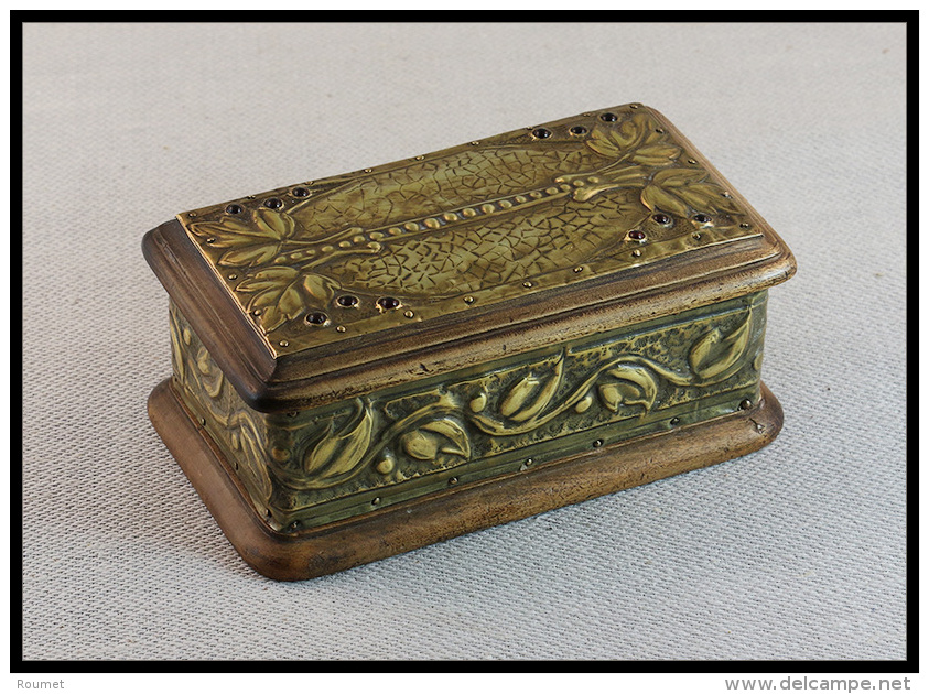 Boîte En Bois, Fin Décor En Laiton Doré Repoussé Sur L'ensemble De La Boite, 3 Comp., 115x65x - Stamp Boxes